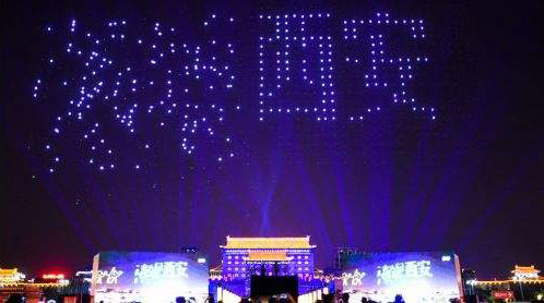 西安無人機(jī)燈光秀表演失誤，或是信號干擾無人機(jī)所致